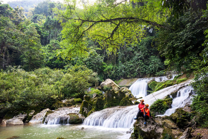 Tận hưởng thiên nhiên tươi mát tại thác nước cạnh bãi trại Tú Làn.
