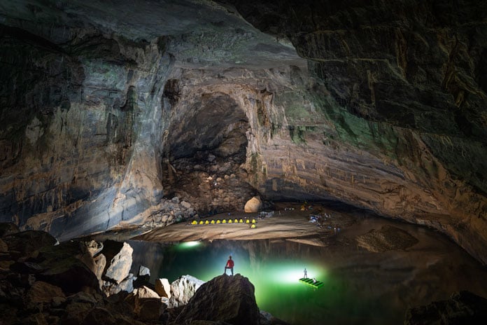 Hang En cave at night