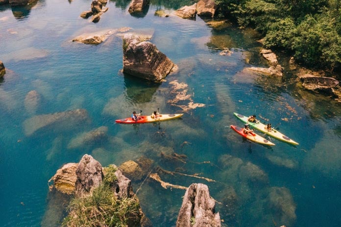 Tận hưởng dòng nước xanh mướt đặc trưng của sông Chày và không khí trong lành tại Phong Nha.