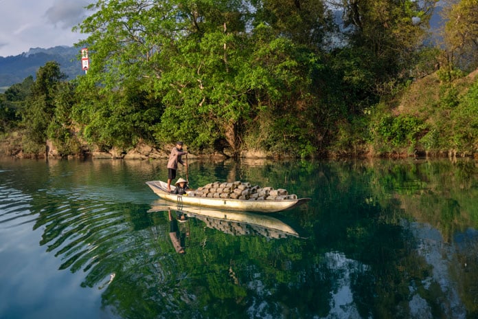 Hình ảnh người dân đang đánh cá trên sông Chày
